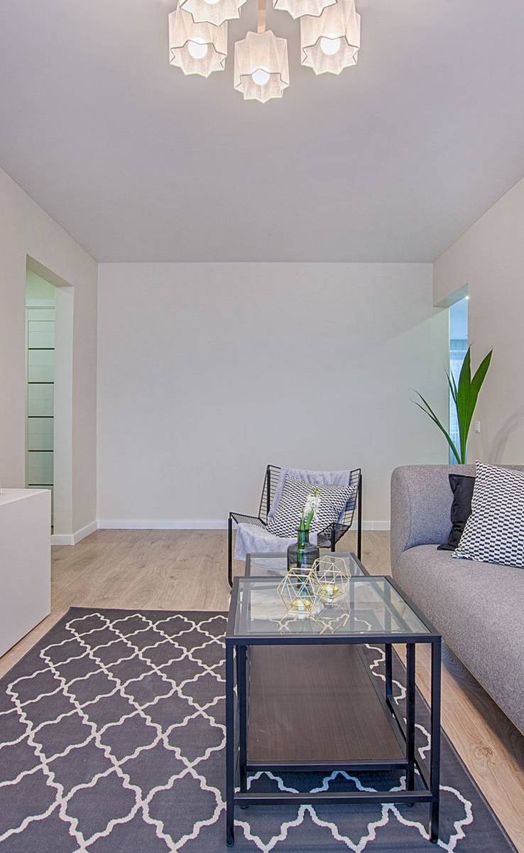 Frisch renoviertes, helles Wohnzimmer